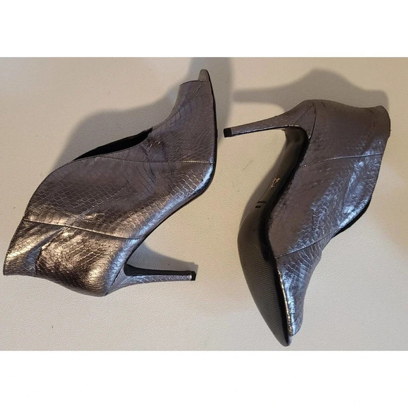 VINCE CAMUTO SIGNATURE RONAN PLUNGE BOOTIES HEELS SNAKESKIN EMB SILVER SZ 10 - Picture 6 of 11